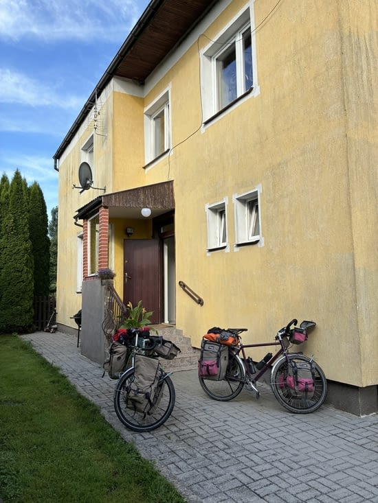 … et nous pouvons nettoyer nos vélos dans le logement que nous avons trouvé.