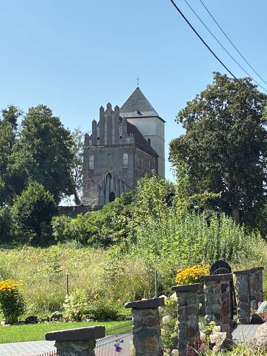 Dans la campagne certaines églises semblent à l’abandon. Ici l’église allemande de Reszel.