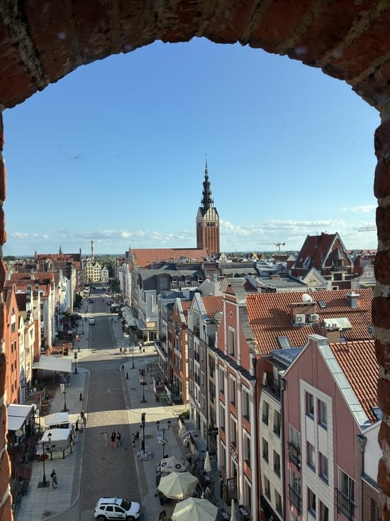 Depuis le haut de la porte du marché, on saisit bien la vieille ville.