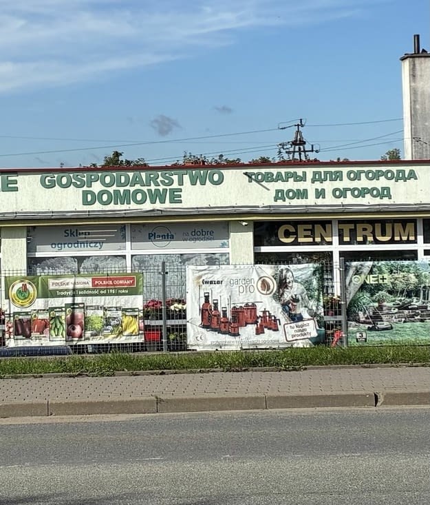 Ici les devantures des magasins sont traduites en Russe.