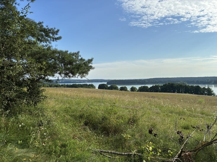 Il est en effet 7 heures. Une longue étape nous attend et nous disons adieu aux lacs.