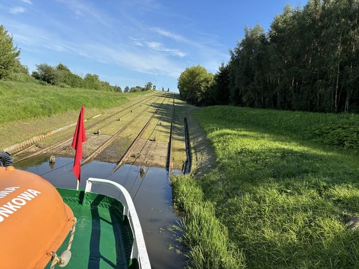 Le bateau sort de l’eau et monte cette pente sur un caisson sur rail…