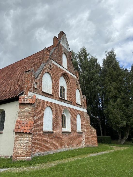 Le mur du chœur qui fait un inhabituel angle droit avec la nef est ce qui reste du XIVe
