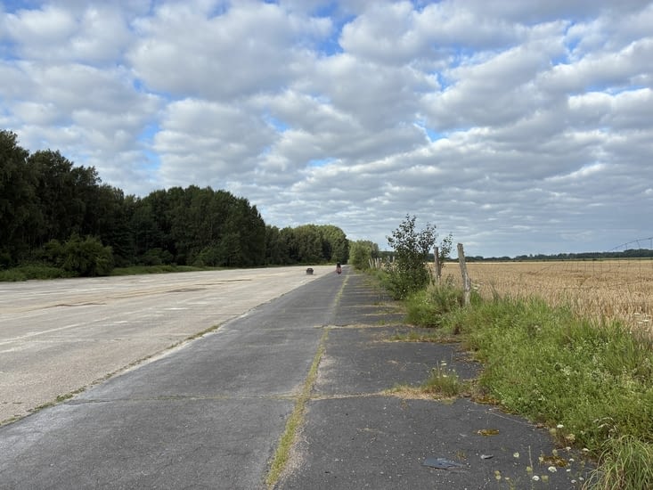 Nous commençons par une vieille piste d’aérodrome militaire de la Luftwaffe.