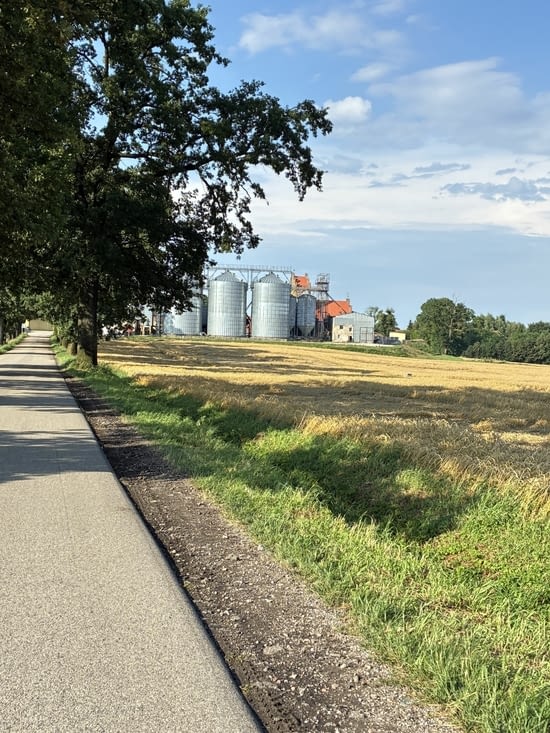 Sous le soleil revenu, nous roulons en pleine région agricole….