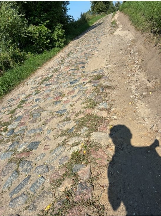 Une route de vieux pavés, datant d’avant 1914, nous pose quelques problèmes….