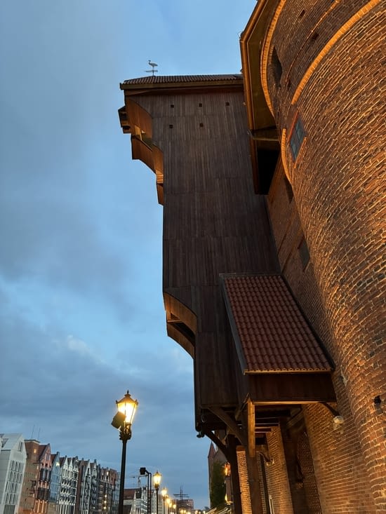 Nous passons devant la grue médiévale de Gdansk qui rappelle que Dantzig…