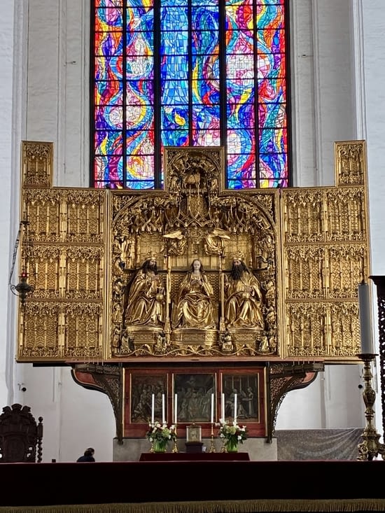 Admirable maître-autel célébrant la Vierge.
