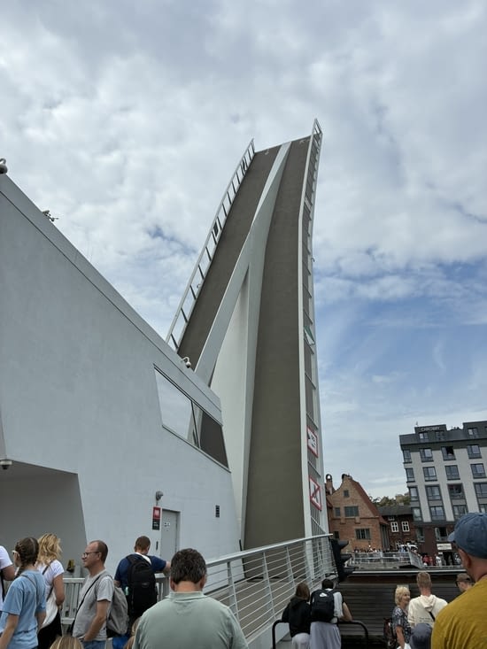 Attraction pour les touristes, il se lève et se ferme une fois par heure….