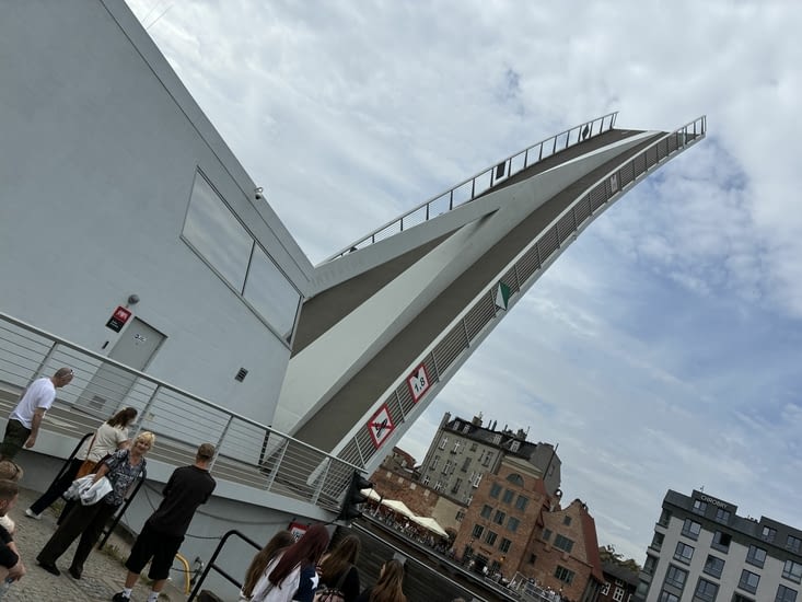 Puis il faut passer sur un pont levis contemporain.
