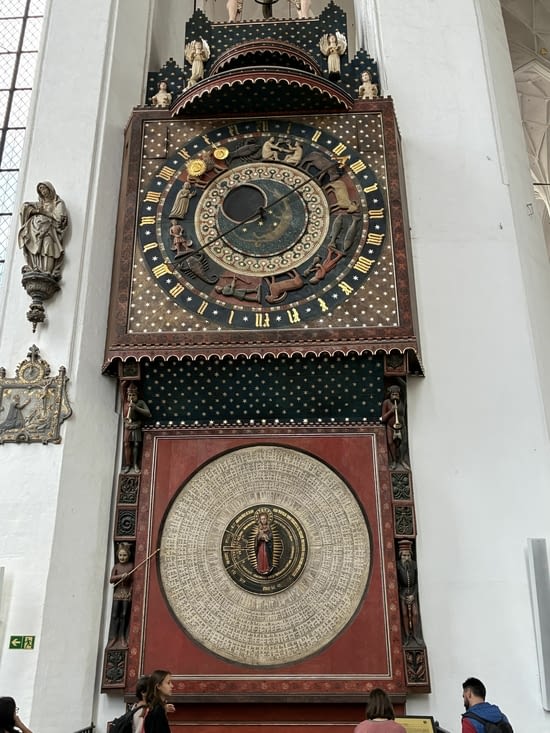 …. ainsi que son horloge astronomique