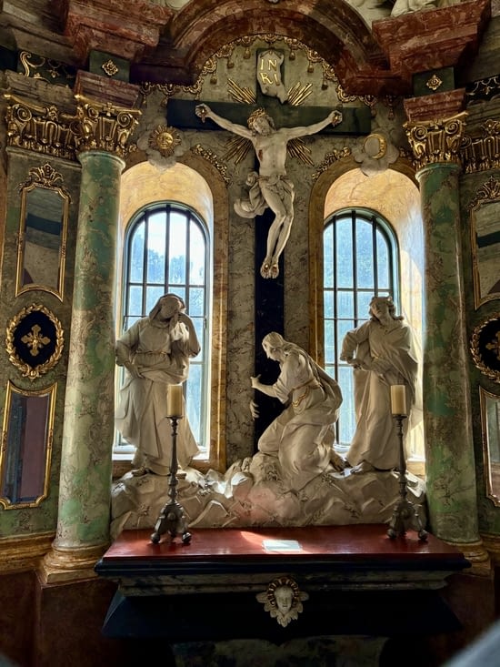 Et des autels rococo assez extraordinaires en chapelles latérales.