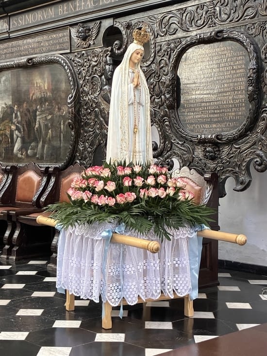Cette vierge à porteur rappelle l’importance des processions en Pologne.