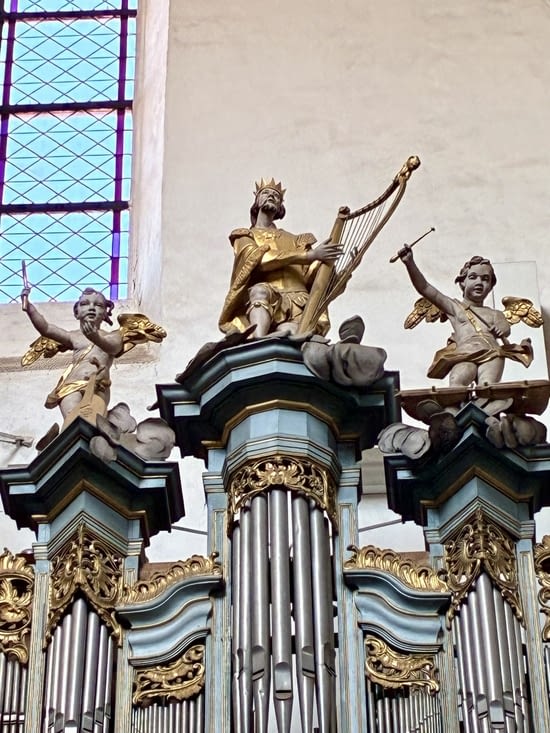Rappelant la guérison du roi Saul par David, alors berger et futur roi.