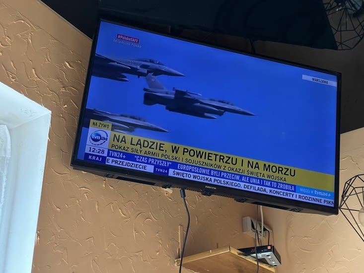 Où la TV informe de la fête de l’armée polonaise qui est la plus grosse armée de l’UE