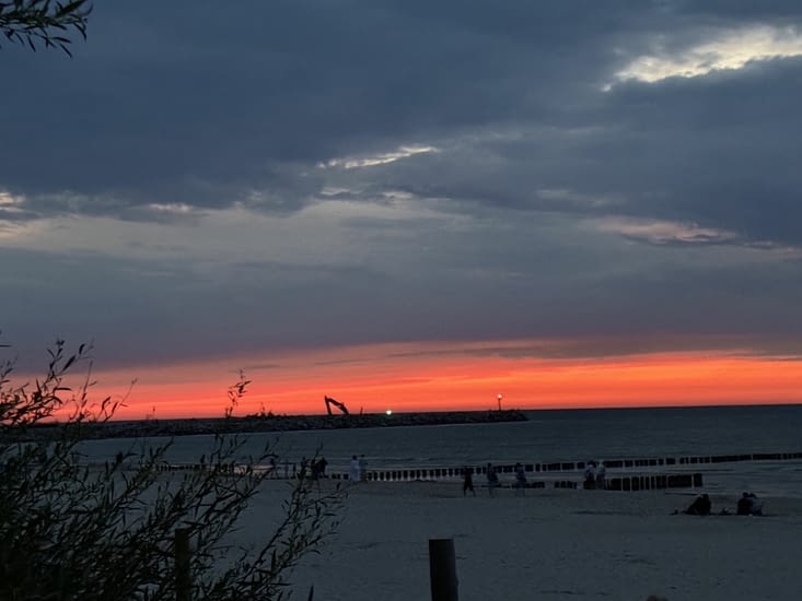 Et joli coucher de soleil au bord de la mer.