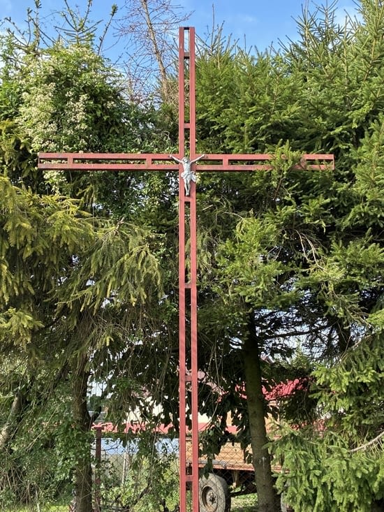 Mais un Christ un peu perdu sur sa Croix.