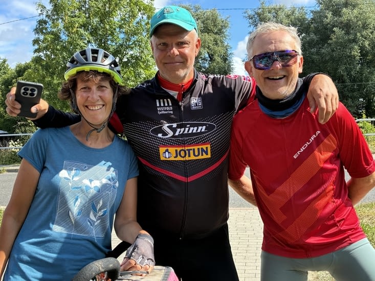 …. et gagne d’autres. Ainsi ce cycliste polonais qui s’arrête et se joint au groupe.