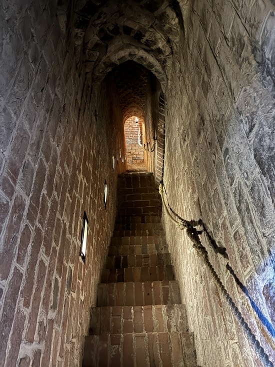 Mais revenons à la tour de son château de naissance….