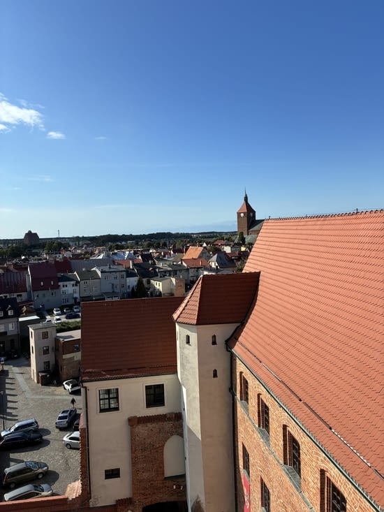 …. et apprécions la vue qu’elle offre sur la petite ville de Darlowo.