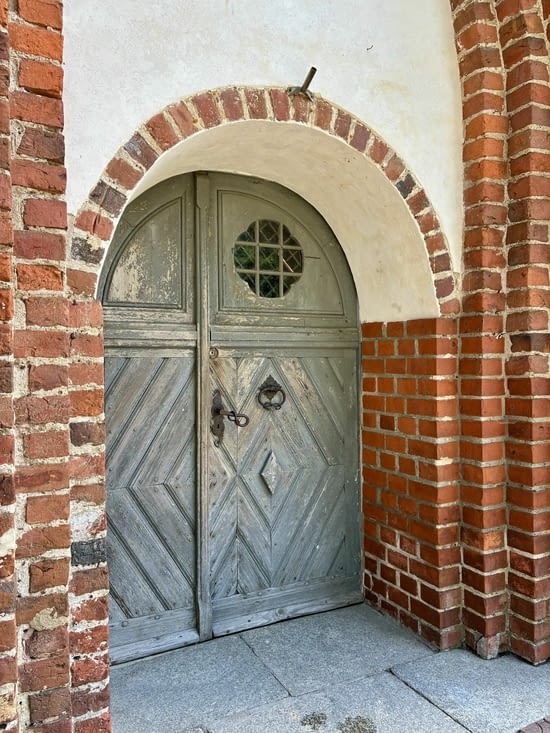 Pourtant sa porte d’entrée est tout à fait quelconque….
