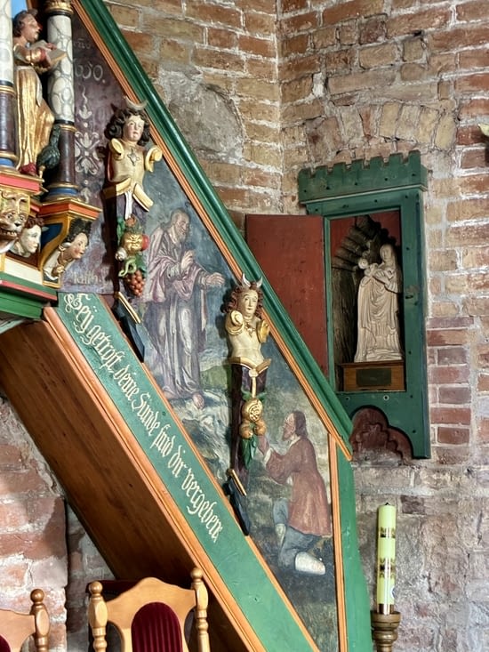 On y accède par cet escalier sculpté….