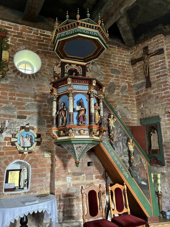 La chaire elle-même est décorée par la figure des quatre évangélistes.