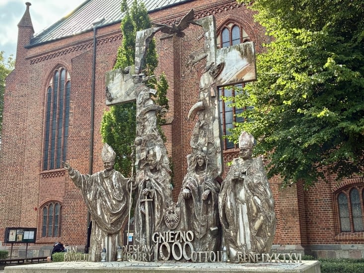 Devant la basilique, la sculpture dite « du millénaire ».