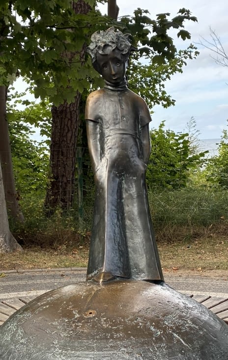 Ce Petit Prince semble plein de déconvenue devant ce que sont devenues les côtes….