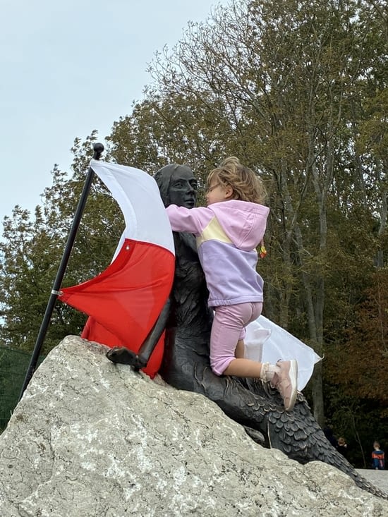 Mais cette petite fille embrassant la Pologne en effigie a quelque chose de réconfortant.