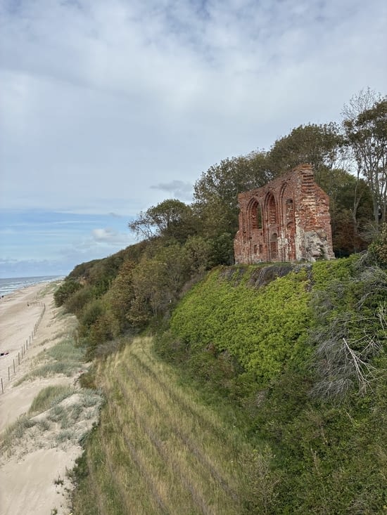 - côtes que la mer ronge à certains endroits. Témoin cette église cistercienne….