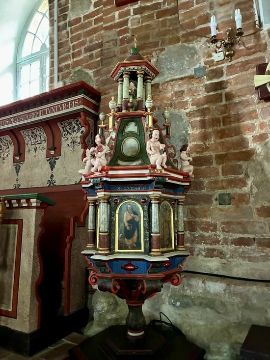 De superbes fonts baptismaux du XVIIe font pendant à la chaire.