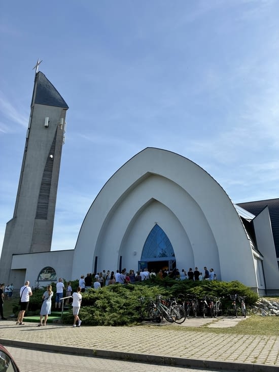 15 août. S’il y a plus de voitures pour la plage, les églises n’en débordent pas moins.