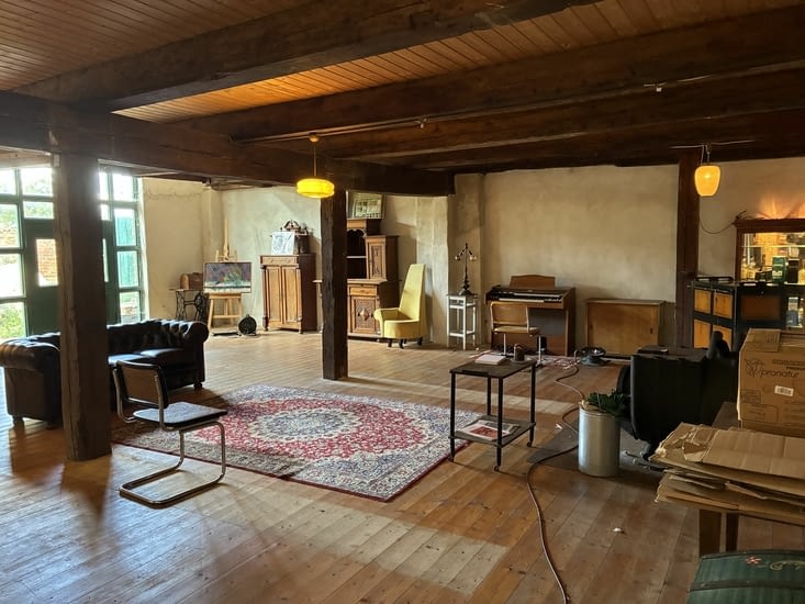 Au fond des anciennes écuries rénovées, un orgue électrique ayant appartenu … aux Doors !