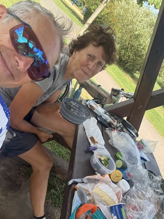 Au pique-nique, Christine est contente d’avoir retrouvé du fromage….
