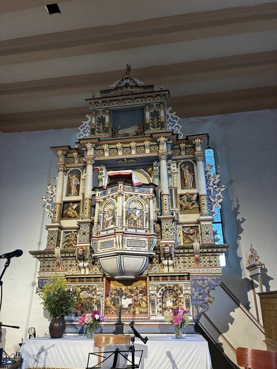 Cette petite église est dotée d’un exceptionnel « Kanzelaltar »
