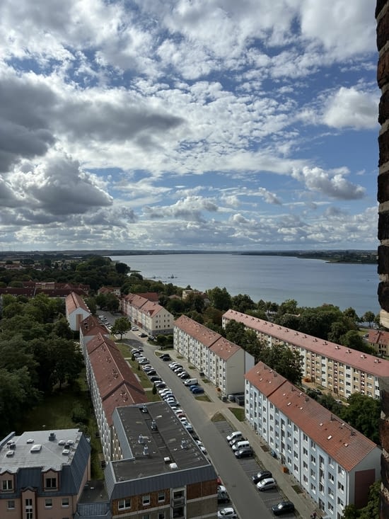 … et offre une ample vue sur le lac voisin.