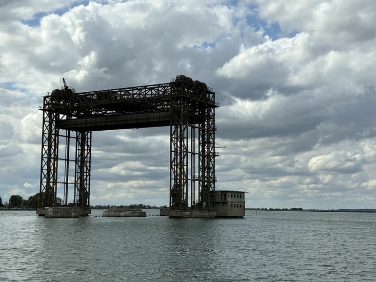 Avec quelques surprises : ici le Karnin lift bridge ….