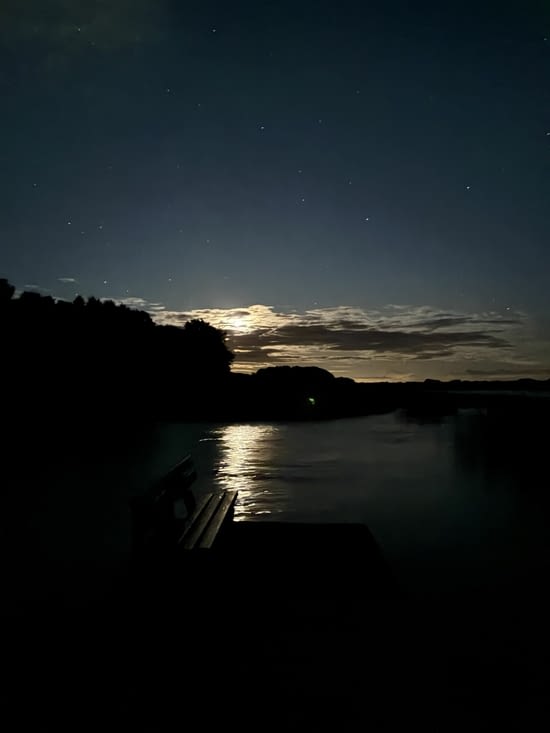 La nuit peut venir en paix sur le lac du camping.