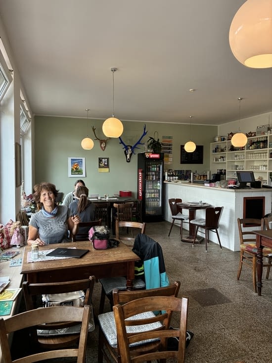Le midi nous fêtons nos 5000 dans une petite auberge rétro.