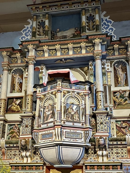 Style renaissance, daté de 1610, ce « Kanzelaltar » est magnifique.