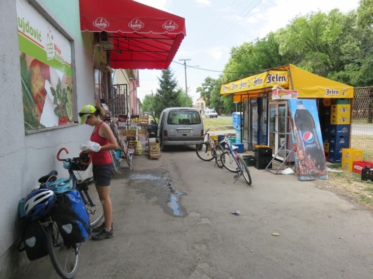 Petite épicerie typique de Serbie. On appel ça  les frigos. Dans les villages, il y a des dizaines de petites cabanes comme celle à droite, avec frigos, remplis principalement de bières  500ml à  70cts €.