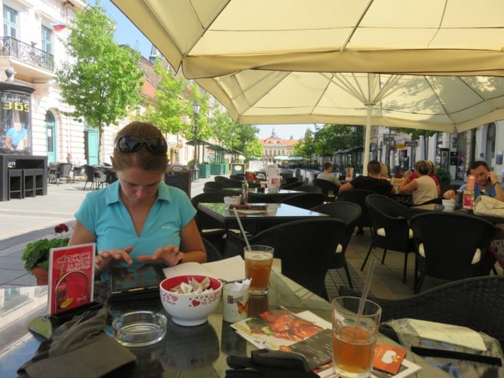 Un café avec internet a Sombor. Ici, Laure écrit l'article sur la Hongrie