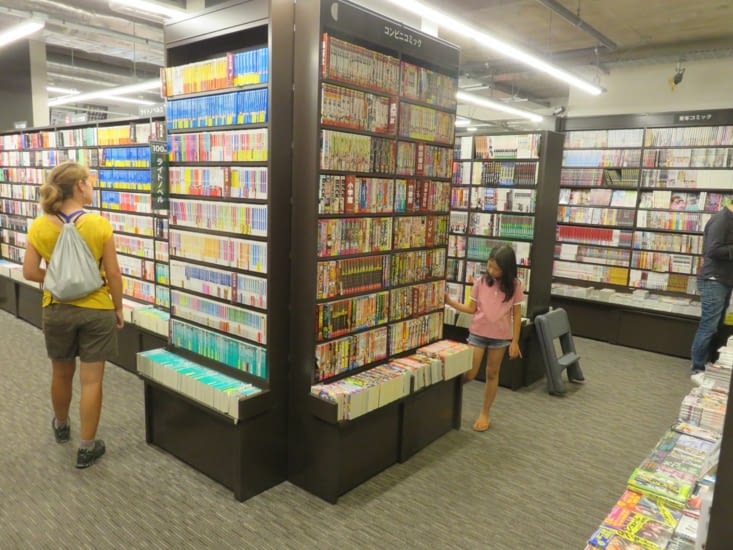 4 fois ça en mangas dans cette librairie. 100¥ l'exemplaire (0,8€)