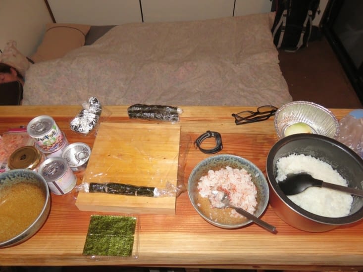Le soir dans notre cabane, on cuisine japonais. Mais ce soir, je prépare des roulés de riz pour une randonnée.