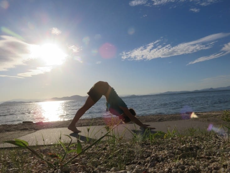 Le yoga du matin, soleil au dessus du lac. Nous étions au pays du soleil levant