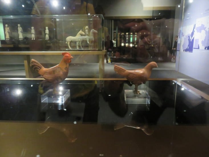 Au musée d'histoire d'Hong-Kong,  on peut admirer ces poullets de 2000 ans, déjà vénérés  à l'époque.
