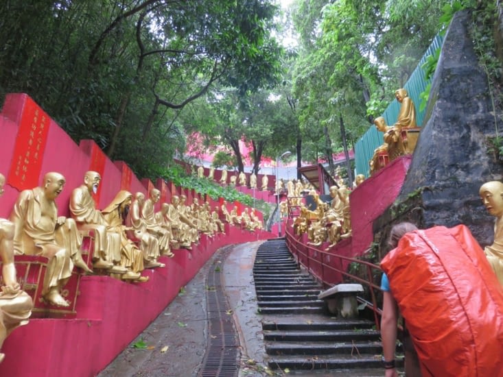 Les escaliers qui mènent au temple des 10000 bouddhas. Bon, c'est du plastique.