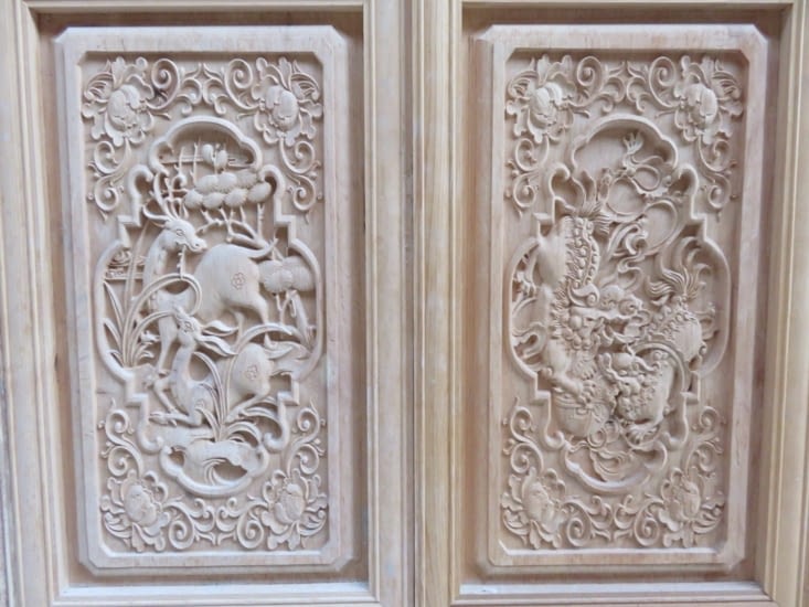 Les façades de maisons à Shangri-la. Elles sont toutes décorées comme ça.