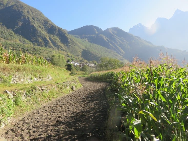 On aperçoit le village où on a dormi cette nuit.